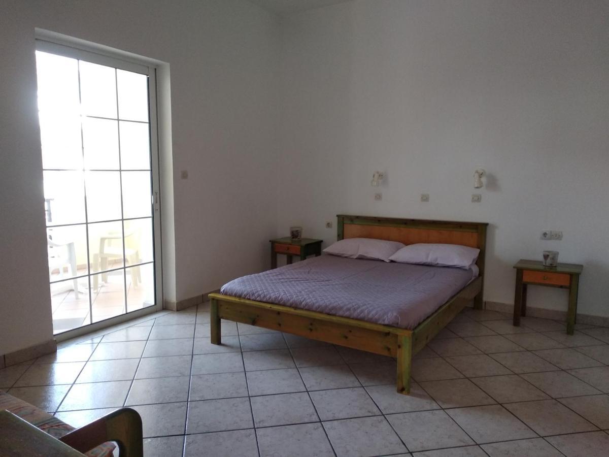Ton Mari Apartments Palaiochora Dış mekan fotoğraf